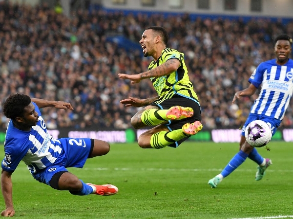 Bek Brighton, Tariq Lamptey, melanggar Gabriel Jesus dari Arsenal di kotak terlarang