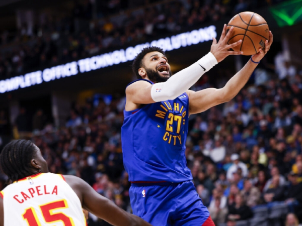 Jamal Murray (kanan) mencetak 16 poin saat Denver Nuggets mengalahkan Atlanta Hawks 142-110 pada Sabtu (6/4) malam. (Foto: AP)