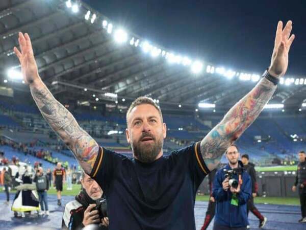 Berkat tangan dinginnya sejauh ini, Daniele De Rossi mendapat dukungan dari Arrigo Sacchi untuk menukangi AS Roma lebih lama / via Getty Images