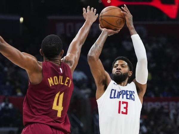 Paul George (kanan) mencetak 39 poin saat Los Angeles Clippers mengalahkan Cleveland Cavaliers 120-118 pada hari Minggu (7/4). (Foto: AP)