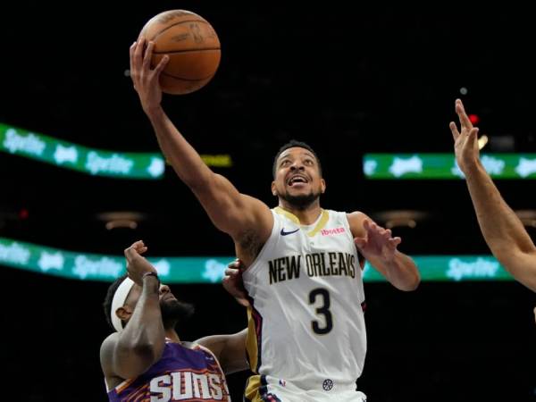 C.J. McCollum mencetak 31 poin saat New Orleans Pelicans mengalahkan Phoenix Suns 113-105 pada Minggu (7/4). (Foto: AP)