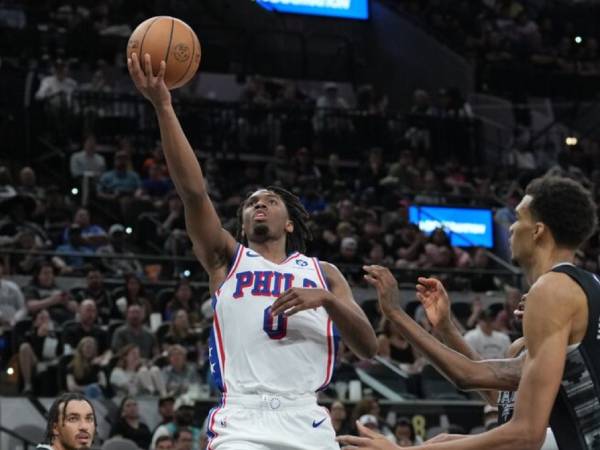 Tyrese Maxey (kiri) mencetak 52 poin saat Philadelphia 76ers mengalahkan San Antonio Spurs 133-126 melalui dua overtime pada Minggu (7/4) malam. (Foto: AP)
