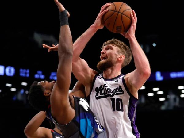 Domantas Sabonis (kanan) mencetak 18 poin dan 20 rebound saat Sacramento Kings menghancurkan Brooklyn Nets 107-77 pada Minggu (7/4) malam. (Foto: AP)