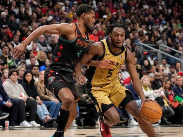 Immanuel Quickley (kanan) mencetak 31 poin saat Toronto Raptors mengalahkan Washington Wizards 130-122 pada Minggu (7/4) malam. (Foto: AP)