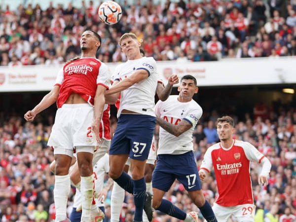 Micky van de Ven saat melakukan duel udara dengan William Saliba