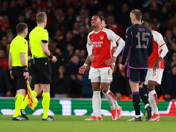 Gabriel Magalhaes melakukan tindakan konyol saat Arsenal bermain imbang dengan Bayern Munich