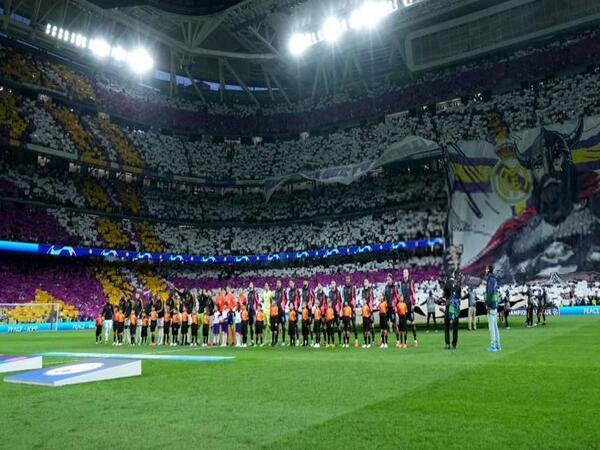 Pep Guardiola menyindir Florentino Perez soal kualitas rumput Santiago Bernabeu, usai Manchester City main imbang 3-3 kontra Real Madrid dini hari tadi (10/4) / via Getty Images