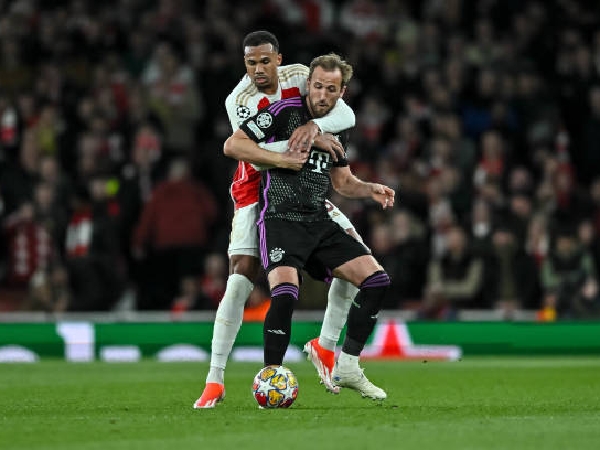 Striker Bayern Munich, Harry Kane, saat berduel dengan bek Arsenal Gabriel Magalhaes