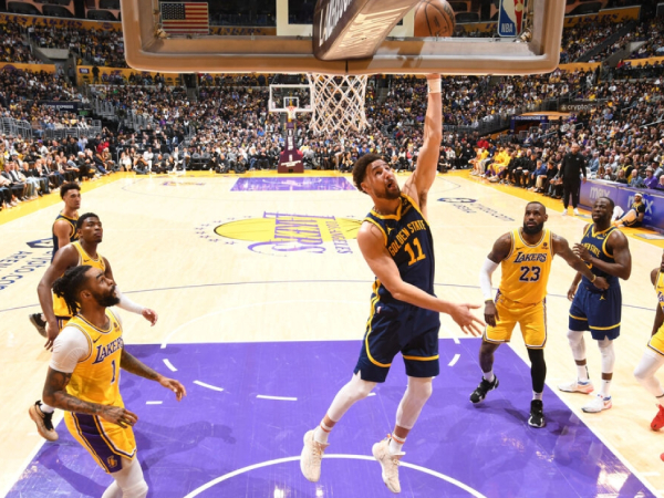 Klay Thompson (tengah) mencetak 27 poin saat Golden State Warriors menang 134-120 atas Los Angeles Lakers pada Selasa (9/4) malam. (Foto: AP)