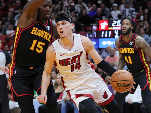 Tyler Herro (kanan) mencetak 33 poin saat Miami Heat menahan Atlanta Hawks 117-111 dalam dua babak overtime pada Selasa (9/4) malam. (Foto: AP)