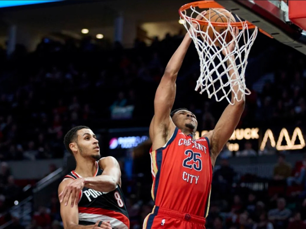 Trey Murphy III (kanan) mencetak 31 poin saat New Orleans Pelicans mengalahkan Portland Trail Blazers 110-100 pada Selasa (9/4) malam. (Foto: AP)