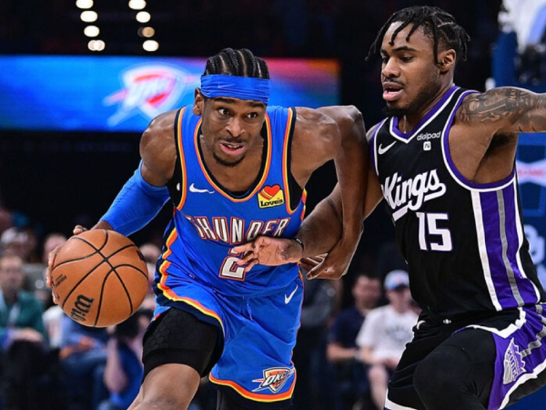 Shai Gilgeous-Alexander (kiri) mencetak 40 poin saat Oklahoma City Thunder mengalahkan Sacramento Kings 112-105 pada Selasa (9/4) malam. (Foto: AP)