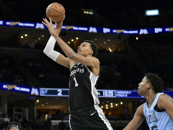 Victor Wembanyama (kiri) mencetak 18 poin saat San Antonio Spurs mengalahkan Memphis Grizzlies 102-87 pada Selasa (9/4) malam. (Foto: AP)