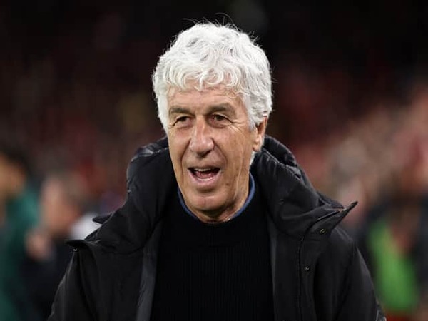 Gian Piero Gasperini sangat bahagia usai Atalanta membuat kejutan dengan membantai Liverpool 3-0 di leg pertama babak delapan besar Liga Europa (12/4) / via Getty Images