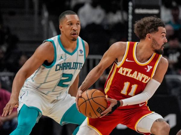 Trae Young (kanan) mencetak 14 poin dan 11 assist saat Atlanta Hawks dikalahkan Charlotte Hornets 114-115 pada pada Rabu (10/4) malam. (Foto: AP)