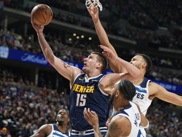 Nikola Jokic (kiri) mencetak 40 poin saat Denver Nuggets mengalahkan Minnesota Timberwolves 116-107 pada Rabu (10/4) malam. (Foto: AP)