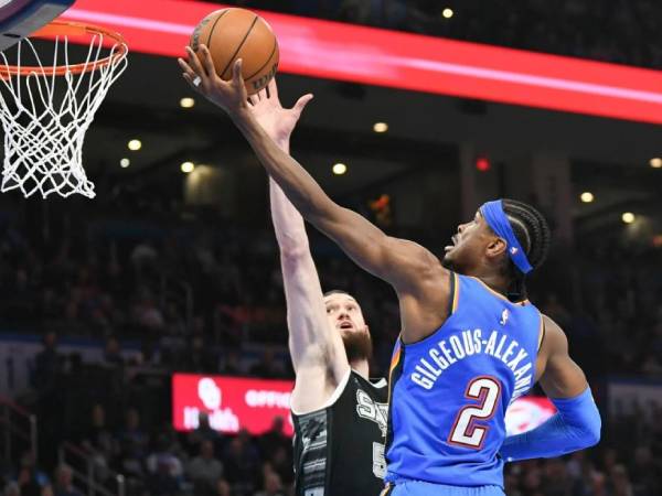 Shai Gilgeous-Alexander (kanan) mencetak 26 poin saat Oklahoma City Thunder menggulung San Antonio Spurs 127-89 pada hari Rabu (10/4). (Foto: AP)