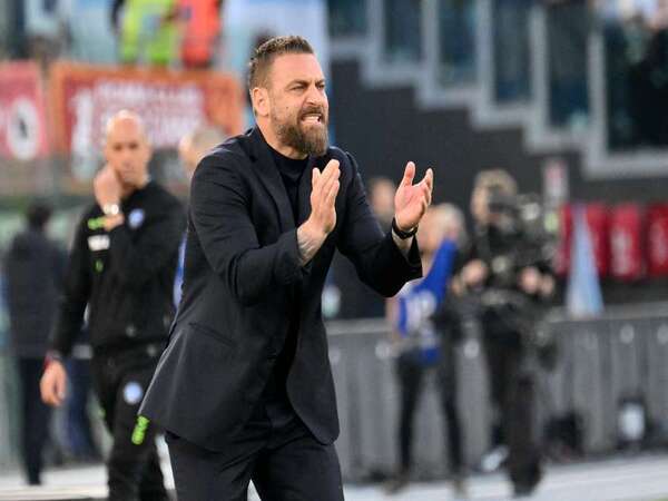 Daniele De Rossi memuji sikap yang ditunjukkan oleh pemain AS Roma usai mengalahkan AC Milan 1-0 di leg pertama babak delapan besar Liga Europa (12/4) / via Getty Images