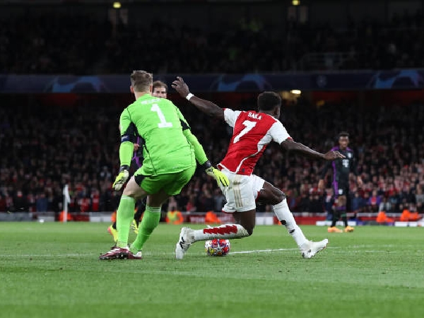 Bintang Arsenal, Bukayo Saka, bertabrakan dengan kiper Bayern Munich Manuel Neuer