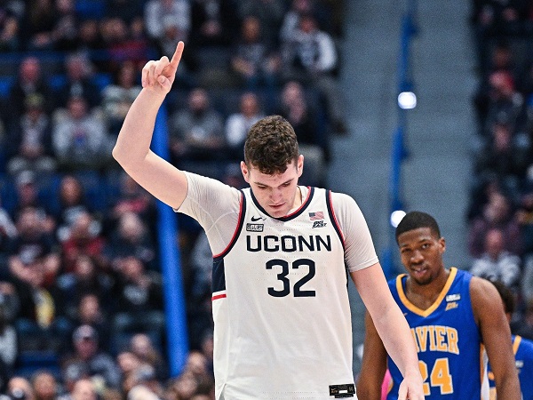 Donovan Clingan akan coba peruntungan di NBA Draft 2024.