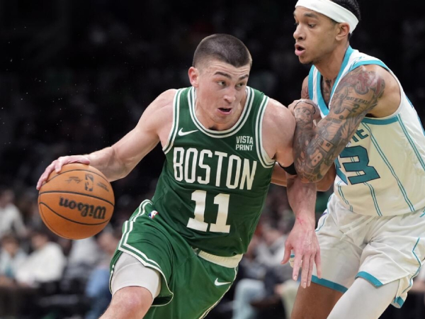 Payton Prichard (kiri) mencetak 31 poin saat Boston Celtics menang 131-98 atas Charlotte Hornets pada Jumat (12/4) malam. (Foto: AP)