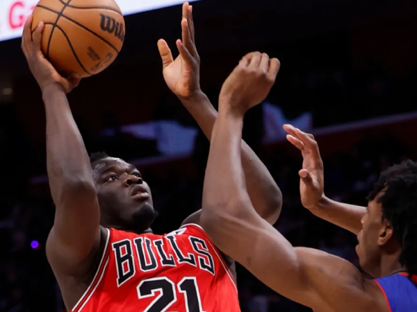 Adama Sanogo (kiri) mencetak 22 poin dan 20 rebound saat Chicago Bulls mengalahkan Washington Wizards 129-127 pada Jumat (12/4) malam. (Foto: AP)