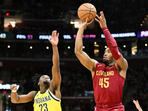 Donovan Mitchell (kanan) mencetak 33 poin saat Cleveland Cavaliers menang 129-120 atas Indiana Pacers pada Jumat (12/4) malam. (Foto: AP)