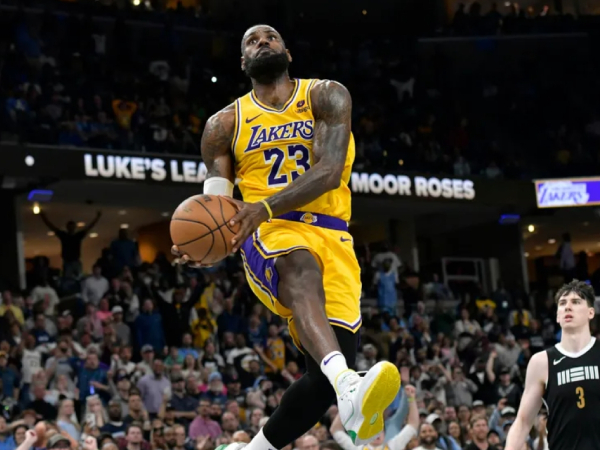 LeBron James mencetak 37 poin saat Los Angeles Lakers mengalahkan Memphis Grizzlies 123-120 pada Jumat (12/4) malam. (Foto: AP)