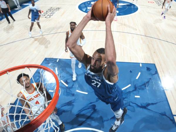 Rudy Gobert (kanan) mencetak 25 poin saat Minnesota Timberwolves mengalahkan Atlanta Hawks 109-106 pada Jumat (12/4) malam. (Foto: AP)