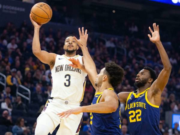 CJ McCollum (kiri) mencetak 28 poin saat New Orleans Pelicans mengalahkan Golden State Warriors 114-109 pada Jumat (12/4) malam. (Foto: AP)