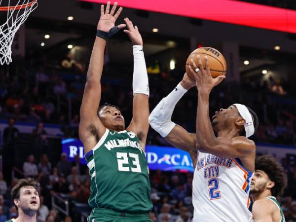 Shai Gilgeous-Alexander (kanan) mencetak 23 poin saat Oklahoma City Thunder mengalahkan Milwaukee Bucks 125-107 pada Jumat (12/4) malam. (Foto: AP)