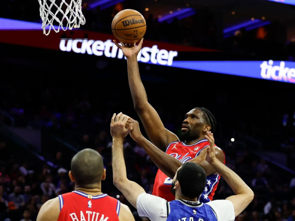 Joel Embiid (kanan) mencetak 32 poin saat Philadelphia 76ers mengalahkan Orlando Magic 125-113 pada Jumat (12/4) malam. (Foto: AP)