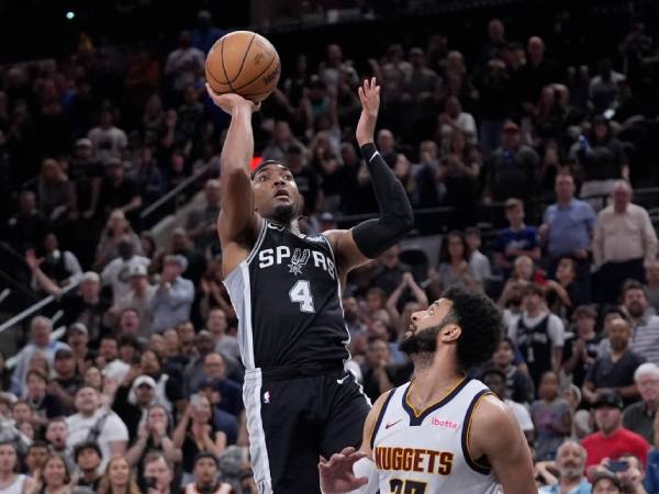 Devonte 'Graham mengonversi tembakan floater penentu kemenangan dengan 0,9 detik tersisa saat San Antonio Spurs mengalahkan Denver Nuggets 121-120 pada Jumat (12/4) malam. (Foto: AP)