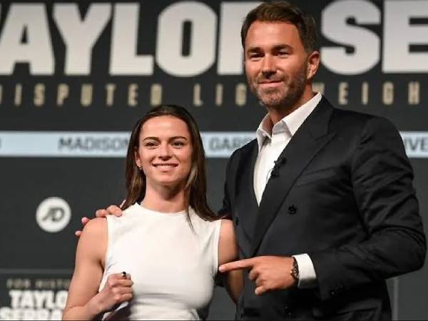Skye Nicolson (kiri) dan promotor Eddie Hearn. (Foto: Matchroom Boxing)