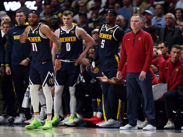 Mike Malone kecewa berat Nuggets gagal bekuk Spurs.