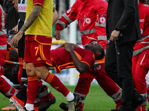 Pingsan di Lapangan, AS Roma Beri Kabar Baik Tentang Kondisi Evan Ndicka