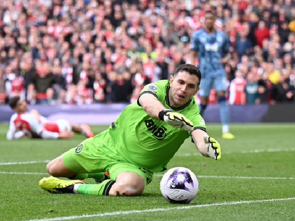 Emiliano Martinez baru saja membantu Aston Villa mengalahkan Arsenal