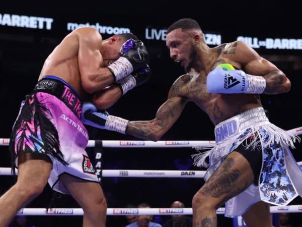 Zelfa Barrett (kanan) memukul tubuh Jordan Gill. (Foto: Matchroom Boxing)