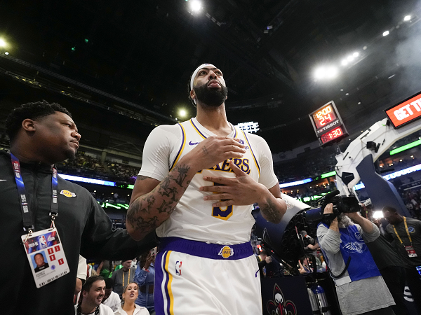 Anthony Davis tegaskan tak alami cedera punggung yang parah.