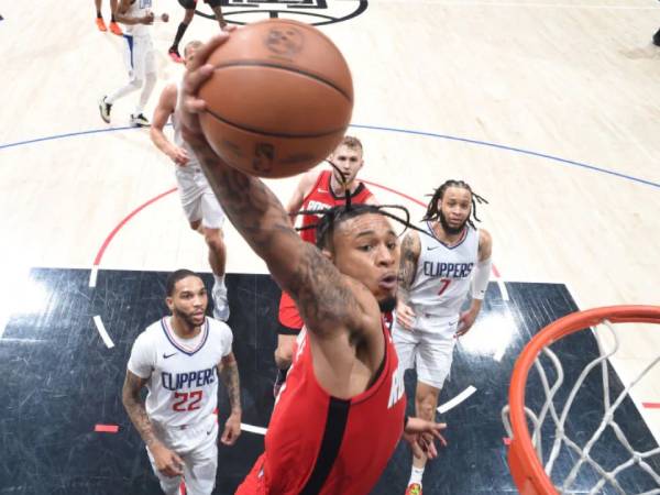 Cam Whitmore (tengah) mencetak 21 poin saat Houston Rockets mengalahkan Los Angeles Clippers 116-105 pada hari Minggu (14/4).