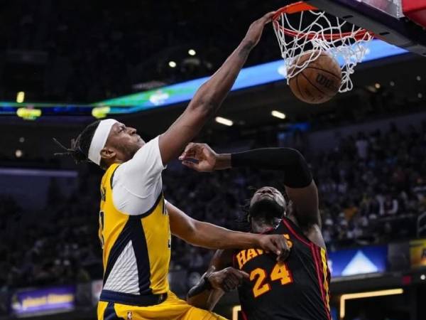 Myles Turner (kiri) mencetak 31 poin saat Indiana Pacers mengalahkan Atlanta Hawks 157-115 pada hari Minggu (14/4). (Foto: AP)