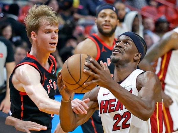 Jimmy Butler mencetak 15 poin saat Miami Heat mengalahkan Toronto Raptors 118-103 pada hari Minggu (14/4). (Foto: AP)