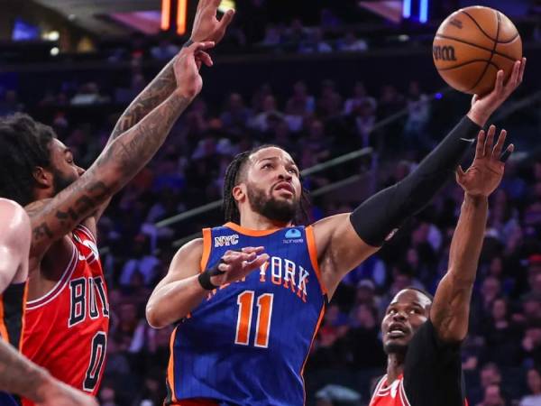 Jalen Brunson (kanan) mencetak 40 poin saat New York Knicks menang 120-119 atas Chicago Bulls lewat babak perpanjangan waktu pada hari Minggu (14/4). (Foto: AP)