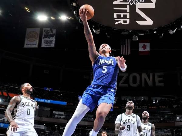Paolo Banchero mencetak 26 poin saat Orlando Magic menang 113-88 atas Milwaukee Bucks pada hari Minggu (14/4). (Foto: AP)