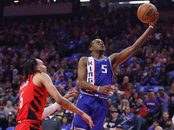 De'Aaron Fox (kanan) mencetak 24 poin saat Sacramento Kings mengalahkan Portland Trail Blazers 121-82 pada hari Minggu (14/4). (Foto: AP)