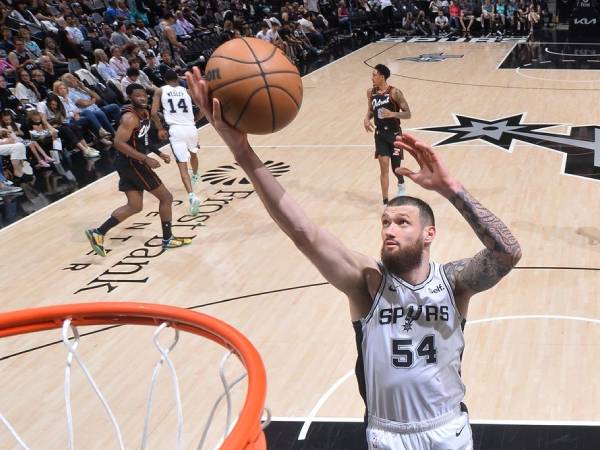 Sandro Mamukelashvili (kanan) mencetak 18 poin saat San Antonio Spurs menghancurkan Detroit Pistons 123-95 pada hari Minggu (14/4).