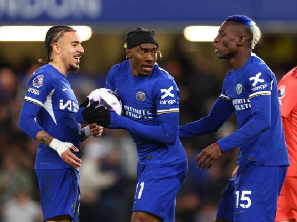Nicolas Jackson dan Noni Madueke ingin merebut tendangan penalti Chelsea dari Cole Palmer