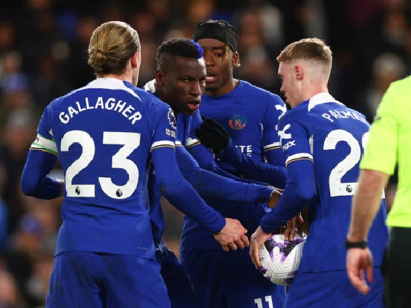 Nicolas Jackson dan Noni Madueke ingin merebut tendangan penalti Chelsea dari Cole Palmer