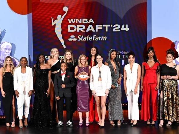Para pemain yang terpilih di putaran pertama Draft WNBA 2024 berpose dengan komisioner WNBA Cathy Engelbert. (Foto: AP)