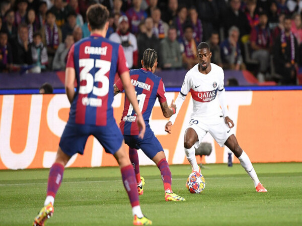 Ousmane Dembele mengaku tetap cinta dengan Barcelona, usai membantu PSG menyingkirkan bekas timnya itu di ajang Liga Champions / via Getty Images